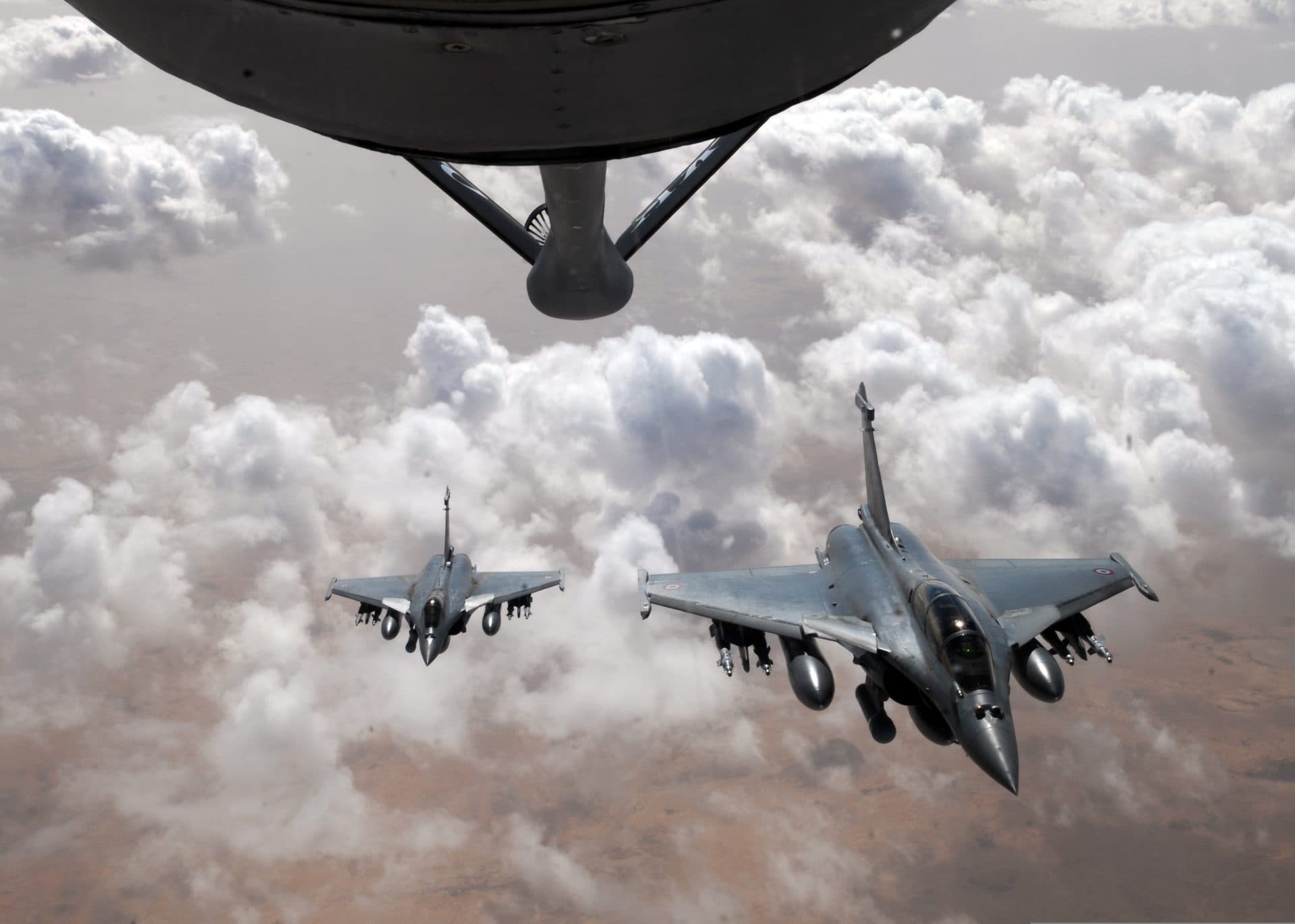 Deux Rafale de l'armée de l'air française en vol après un ravitaillement