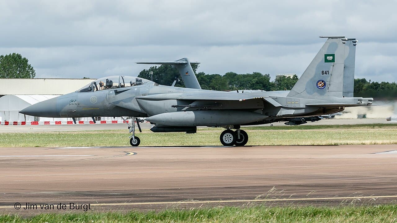 Un chasseur F-15SA Eagle de la Royal Saudi Air Force au roulage