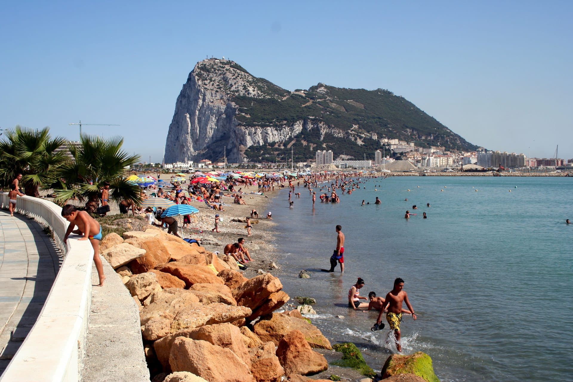 La plage de Poniente à La Línea de la Concepción, côté espagnol, avec le rocher de Gibraltar en arrière-plan