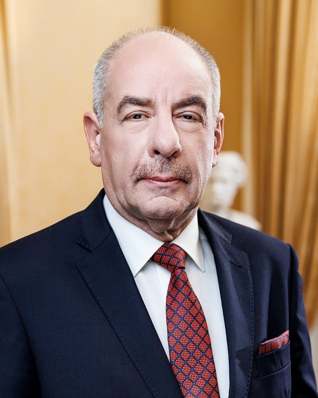 Portrait officiel de Tamás Sulyok, président de la Hongrie