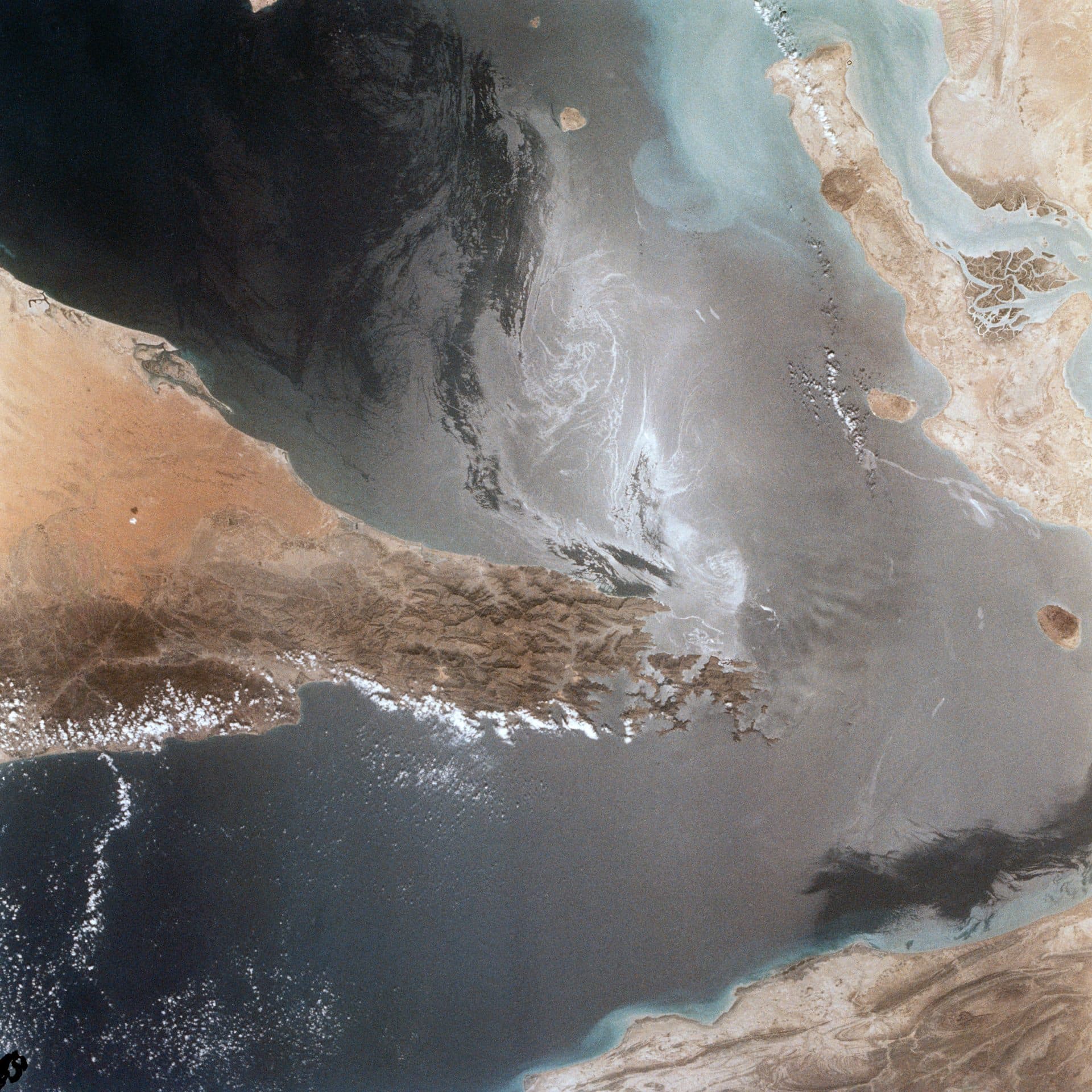 Vue satellite du détroit d'Ormuz, resserrement maritime entre l'Iran et la péninsule d'Oman