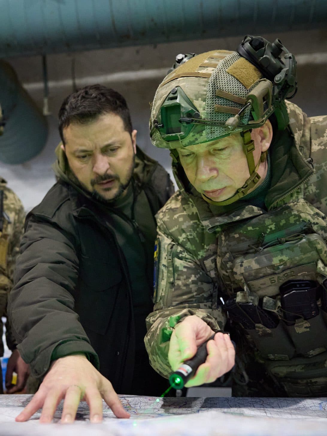 Le président Volodymyr Zelensky aux côtés du commandant en chef Oleksandr Syrskyi lors d'une visite au QG des forces de défense