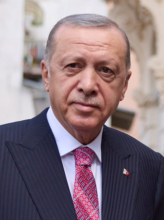 Erdogan offre un revolver aux dirigeants au sommet de l'OTAN