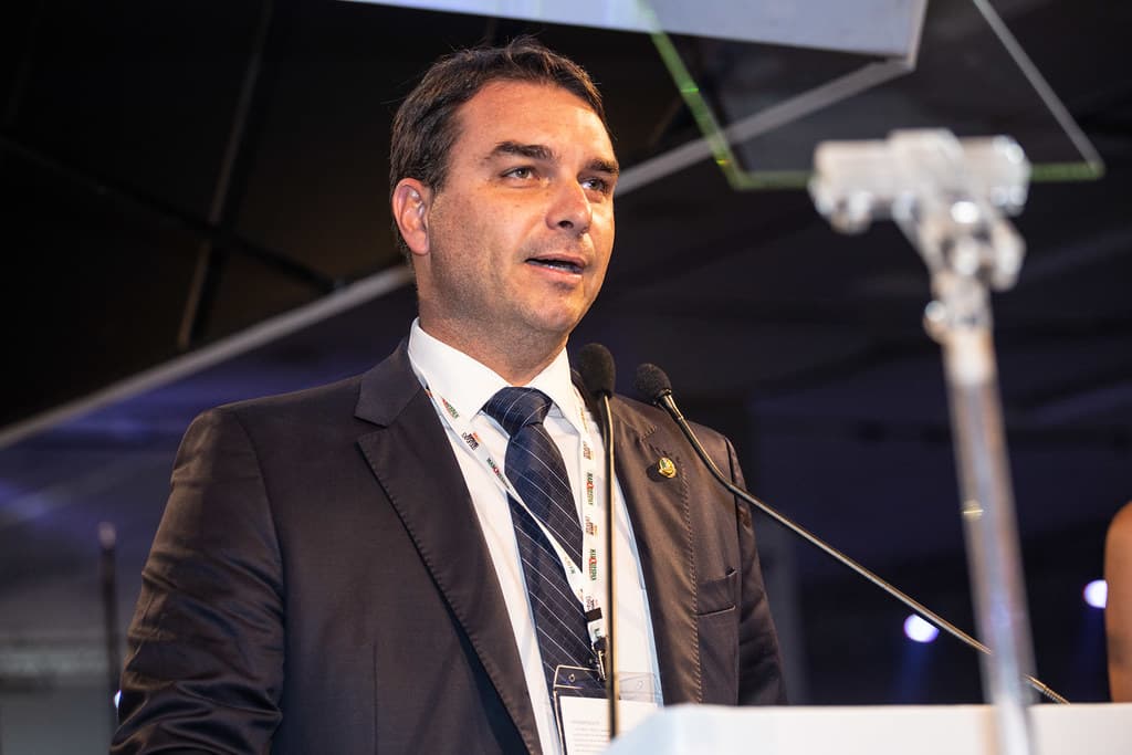 Le sénateur brésilien Flávio Bolsonaro s'exprimant à une tribune